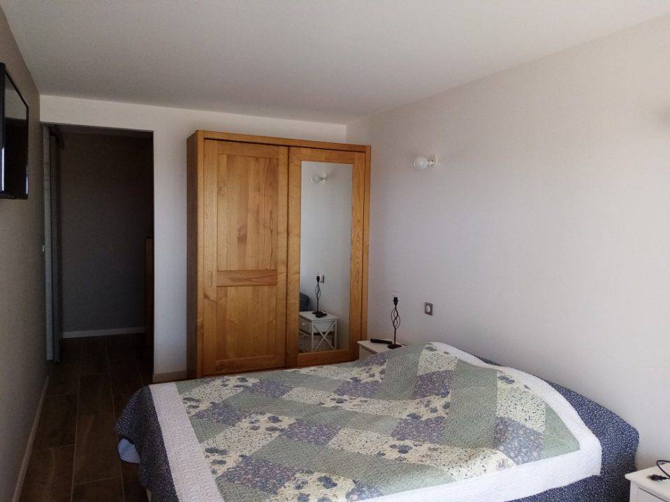 Chambre avec armoire